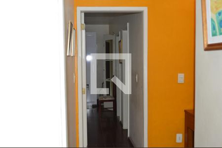 Casa para alugar com 235m², 4 quartos e 2 vagasCorredor da suíte 1 para os demais quartos e suíte 2