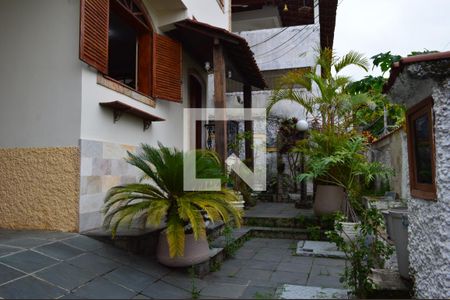 Casa para alugar com 235m², 4 quartos e 2 vagasQuintal com varanda na frente da casa