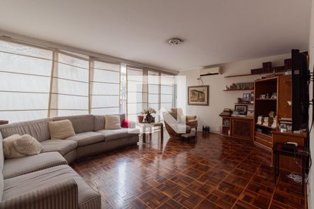 Casa à venda com 680m², 3 quartos e 6 vagas Casa à venda com 680m², 3 quartos e 6 vagasSala de TV