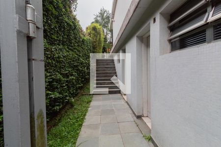 Casa à venda com 680m², 3 quartos e 6 vagas Casa à venda com 680m², 3 quartos e 6 vagasFundos