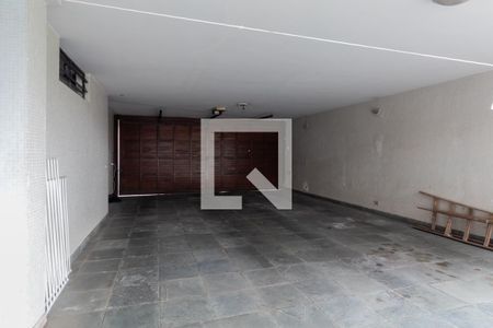 Casa à venda com 680m², 3 quartos e 6 vagas Casa à venda com 680m², 3 quartos e 6 vagasGaragem
