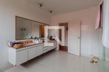 Casa à venda com 680m², 3 quartos e 6 vagas Casa à venda com 680m², 3 quartos e 6 vagasBanheiro da Suíte