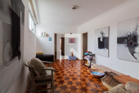 Casa à venda com 680m², 3 quartos e 6 vagas Casa à venda com 680m², 3 quartos e 6 vagasCorredor