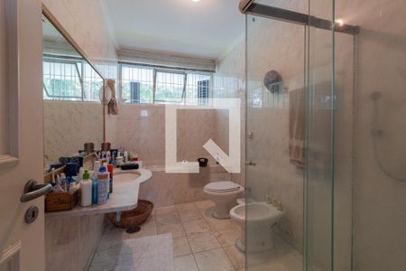 Casa à venda com 680m², 3 quartos e 6 vagas Casa à venda com 680m², 3 quartos e 6 vagasBanheiro Corredor