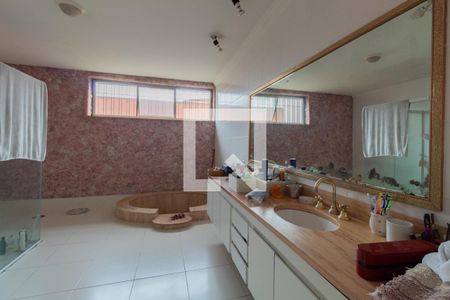 Casa à venda com 680m², 3 quartos e 6 vagas Casa à venda com 680m², 3 quartos e 6 vagasBanheiro da Suíte