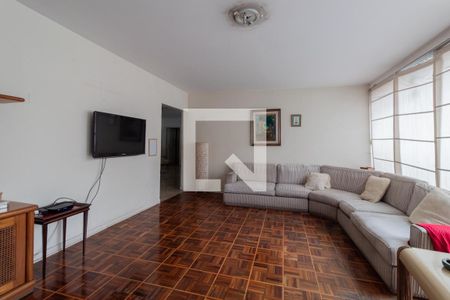 Casa à venda com 680m², 3 quartos e 6 vagas Casa à venda com 680m², 3 quartos e 6 vagasSala de TV