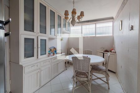 Casa à venda com 680m², 3 quartos e 6 vagas Casa à venda com 680m², 3 quartos e 6 vagasCozinha