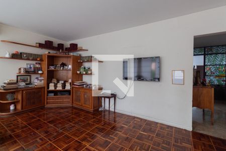 Casa à venda com 680m², 3 quartos e 6 vagas Casa à venda com 680m², 3 quartos e 6 vagasSala de TV