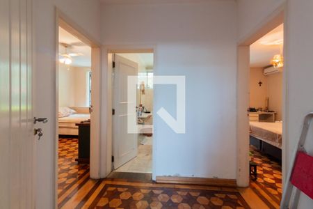 Casa à venda com 680m², 3 quartos e 6 vagas Casa à venda com 680m², 3 quartos e 6 vagasCorredor