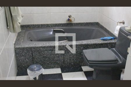 Casa para alugar com 500m², 4 quartos e 6 vagasSuíte Master - Banheiro