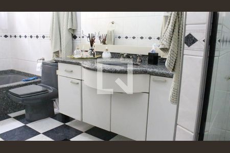 Casa para alugar com 500m², 4 quartos e 6 vagasSuíte Master - Banheiro