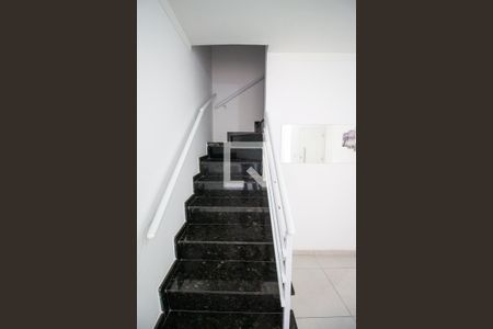 Sala / Escada de casa de condomínio para alugar com 2 quartos, 80m² em Itaquera, São Paulo