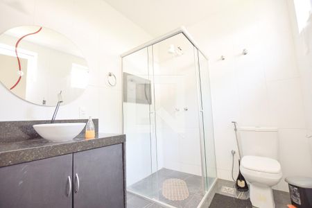Banheiro da Suíte de casa de condomínio à venda com 4 quartos, 1580m² em Condados da Lagoa, Lagoa Santa