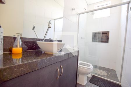 Banheiro da Suíte de casa de condomínio à venda com 4 quartos, 1580m² em Condados da Lagoa, Lagoa Santa