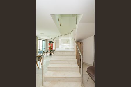 Apartamento à venda com 304m², 4 quartos e 4 vagasEscada