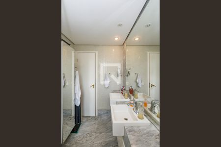 Apartamento à venda com 304m², 4 quartos e 4 vagasBanheiro da Suíte