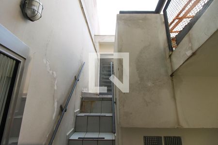 Escada de casa para alugar com 1 quarto, 25m² em Vila Tolstoi, São Paulo
