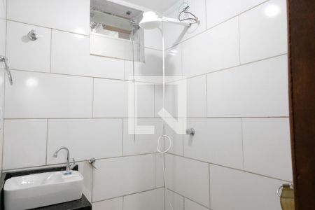 Banheiro de kitnet/studio para alugar com 1 quarto, 15m² em Santa Efigênia, Belo Horizonte