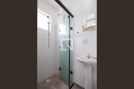 Banheiro de kitnet/studio para alugar com 1 quarto, 10m² em Vila Osasco, Osasco