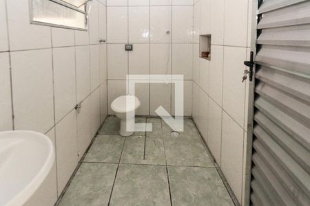 Banheiro de casa para alugar com 1 quarto, 60m² em Parque Santa Madalena, São Paulo