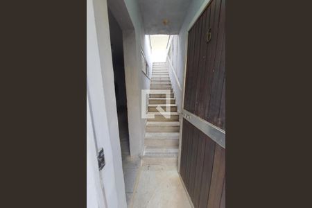 Casa para alugar com 300m², 5 quartos e 2 vagas Casa para alugar com 300m², 5 quartos e 2 vagasEscada