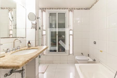 Apartamento à venda com 200m², 3 quartos e 2 vagasSuíte - Banheiro 1