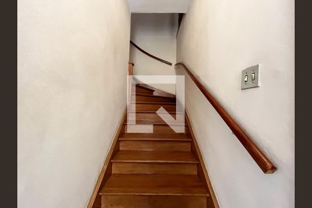 Casa à venda com 240m², 5 quartos e 5 vagasEscada