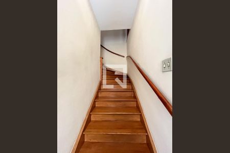 Casa à venda com 240m², 5 quartos e 5 vagasEscada