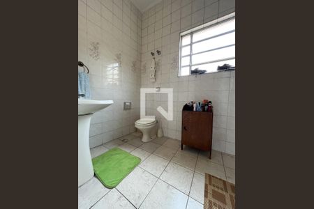 Casa à venda com 240m², 5 quartos e 5 vagasBanheiro do Quarto 1