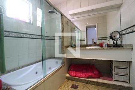 Casa de condomínio à venda com 800m², 5 quartos e 8 vagasBanheiro da Suíte