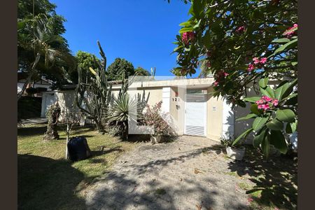 Casa de condomínio à venda com 800m², 5 quartos e 8 vagas Casa de condomínio à venda com 800m², 5 quartos e 8 vagasEntrada