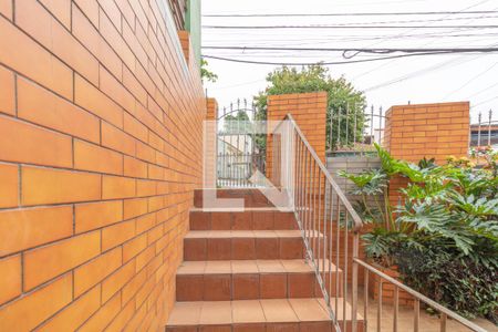 Casa à venda com 200m², 3 quartos e 2 vagas Casa à venda com 200m², 3 quartos e 2 vagasEscada