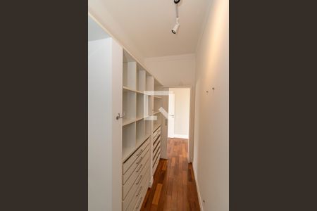 Casa de condomínio à venda com 620m², 5 quartos e 10 vagasCloset da Suíte 2