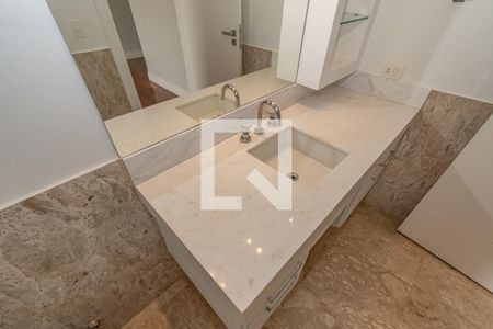 Casa de condomínio à venda com 620m², 5 quartos e 10 vagasDetalhe Banheiro da Suíte 2