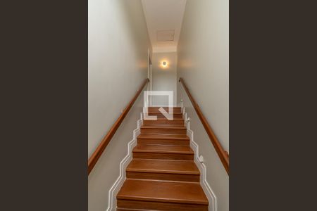 Casa de condomínio à venda com 620m², 5 quartos e 10 vagasEscada