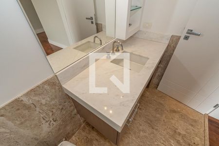 Casa de condomínio à venda com 620m², 5 quartos e 10 vagasDetalhe Banheiro da Suíte 4