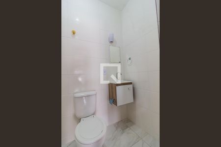 Banheiro de kitnet/studio para alugar com 1 quarto, 31m² em Potecas, São José