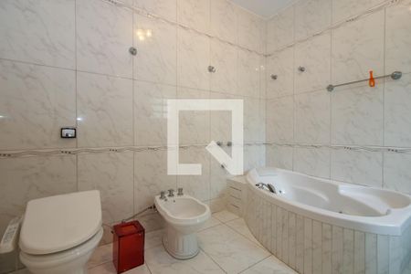 Casa à venda com 600m², 3 quartos e 4 vagasBanheiro da Suíte 1