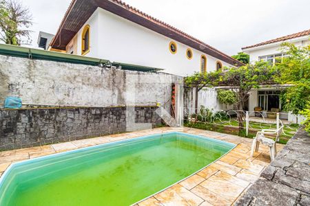 Casa à venda com 260m², 3 quartos e 7 vagas Casa à venda com 260m², 3 quartos e 7 vagasÁrea Externa