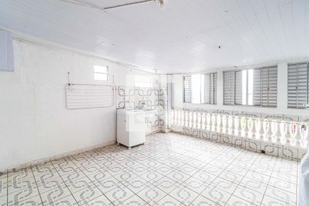 Casa à venda com 120m², 5 quartos e 2 vagas Casa à venda com 120m², 5 quartos e 2 vagasVaranda