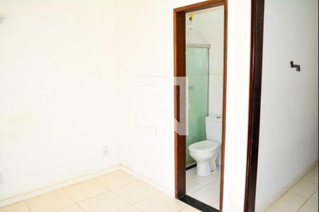 Quarto 1 com banheiro de casa para alugar com 2 quartos, 85m² em Armação, Salvador