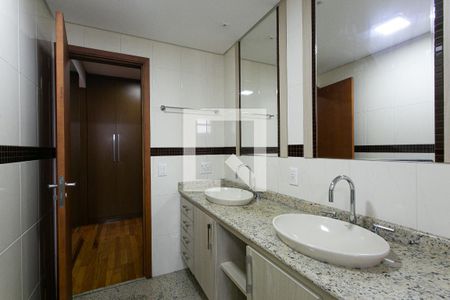 Apartamento à venda com 234m², 4 quartos e 4 vagasBanheiro da Suíte 1