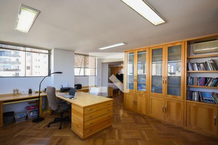 Apartamento à venda com 500m², 4 quartos e 4 vagasEscritório da suíte 3