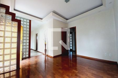 Casa à venda com 320m², 5 quartos e 8 vagasSala