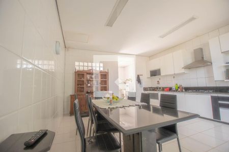 Casa à venda com 2000m², 4 quartos e 10 vagas Casa à venda com 2000m², 4 quartos e 10 vagasCozinha - Armários