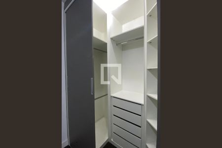 Closet da suíte 1 de apartamento para alugar com 2 quartos, 54m² em Parque Viana, Barueri