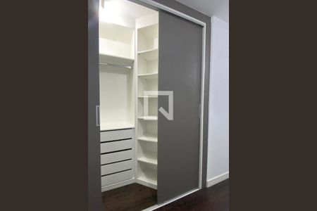 Closet da suíte 1 de apartamento para alugar com 2 quartos, 54m² em Parque Viana, Barueri