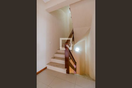 Escada de casa para alugar com 3 quartos, 330m² em Teresópolis, Porto Alegre