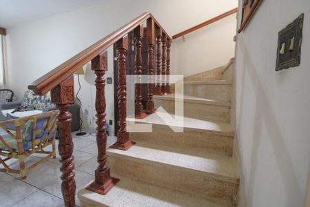 Escada  de casa à venda com 3 quartos, 262m² em Jardim Itapeva, São Paulo