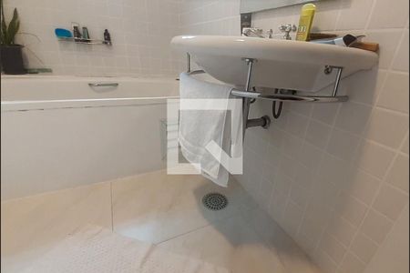 Apartamento para alugar com 100m², 2 quartos e 1 vagaBanheiro da suíte